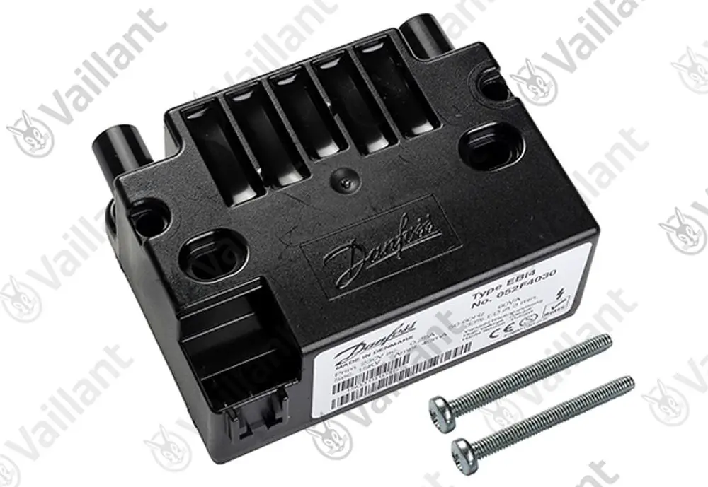 Schwarzes Bauteil mit verschiedenen Anschlüssen und Kennzeichnungen, produziert von Vaillant, ergänzt durch zwei Schrauben.